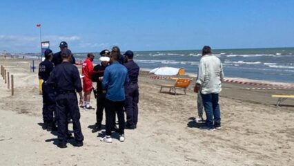 Pulsano, si sente male in acqua ed esce per chiedere aiuto: muore 60enne sulla spiaggia