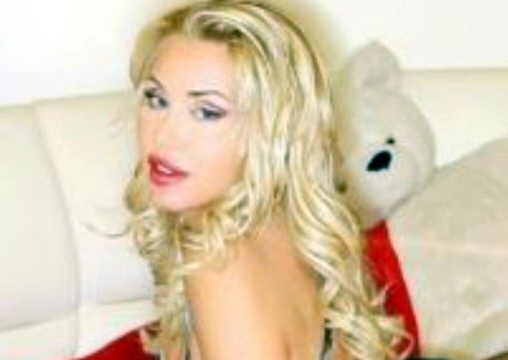 Valeria Marini vende l’appartamento per la mamma