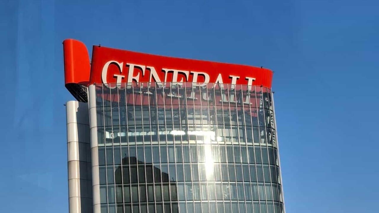 Milano: crolla l’insegna Generali in City Life