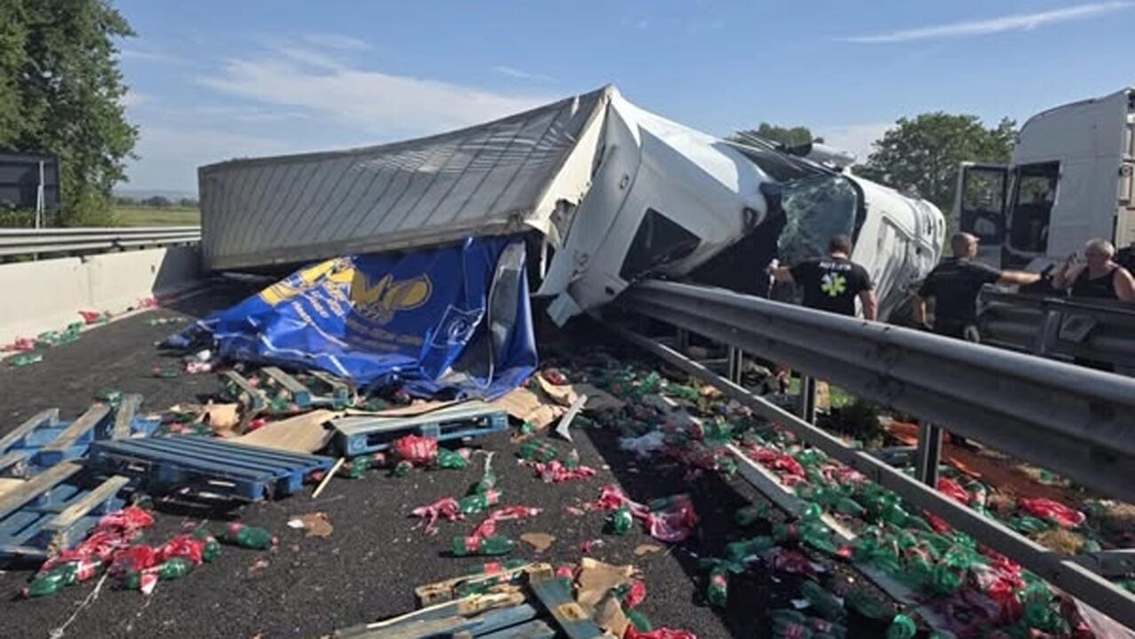 Autostrada A1: si ribalta il camion, autista muore