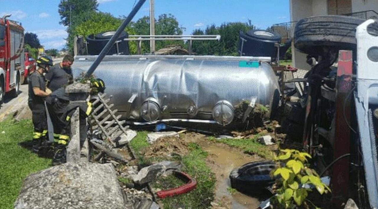 Camion cisterna si rovescia a Susegana: 15mila litri di vino e gasolio sparsi nel giardino