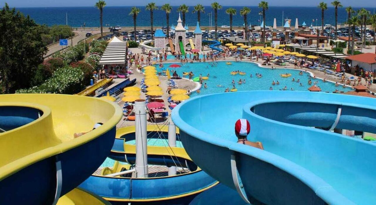 Il bambino di 7 anni, caduto in piscina, è morto