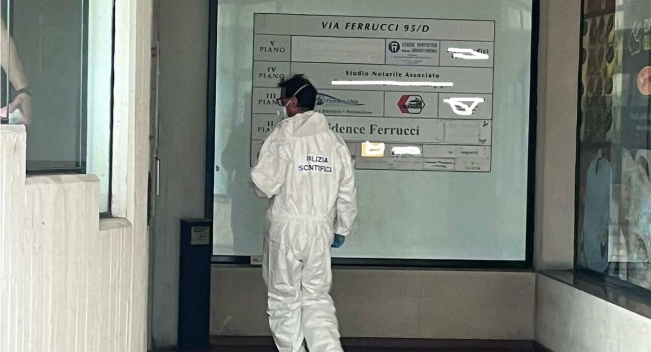 Prato: un morto e un ferito grave trovati in un residence