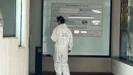 Prato: un morto e un ferito grave trovati in un residence