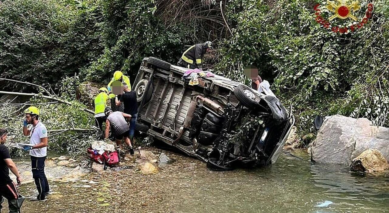 Recoaro Terme: pulmino con disabili a bordo finisce nel torrente