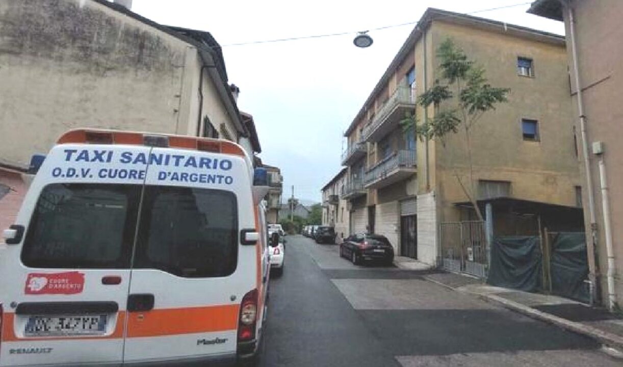 Terni: lei è incinta al nono mese, precipita dal secondo piano. Muore il nascituro