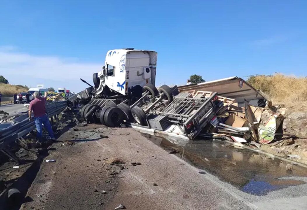 Camionista in gravissime condizioni per incidente a Macomer