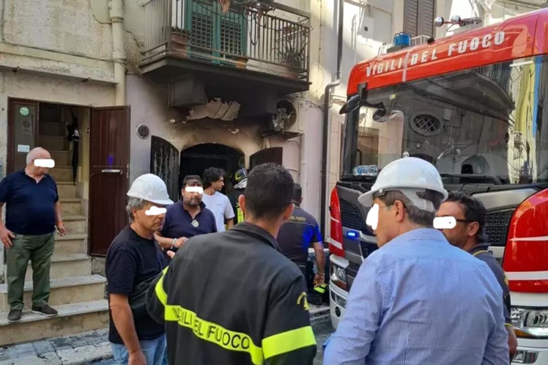 Corato: incendio in un appartamento, donna e bambina in rianimazione