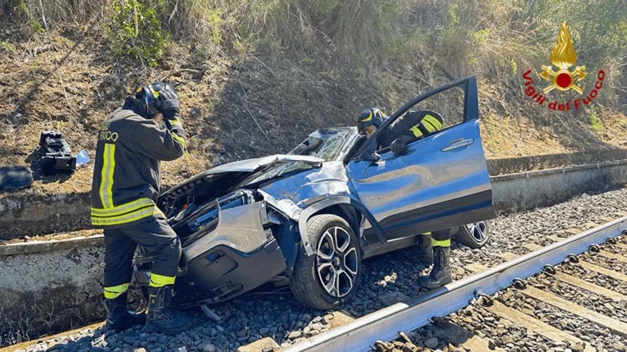 Auto esce fuori strada e finisce sulla linea ferroviaria Palermo-Messina