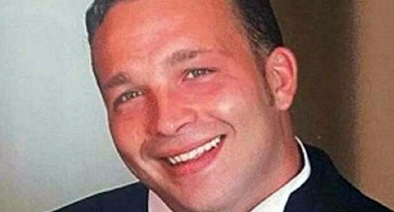 Gianluca Aruta, 46 anni, muore al bar per un malore