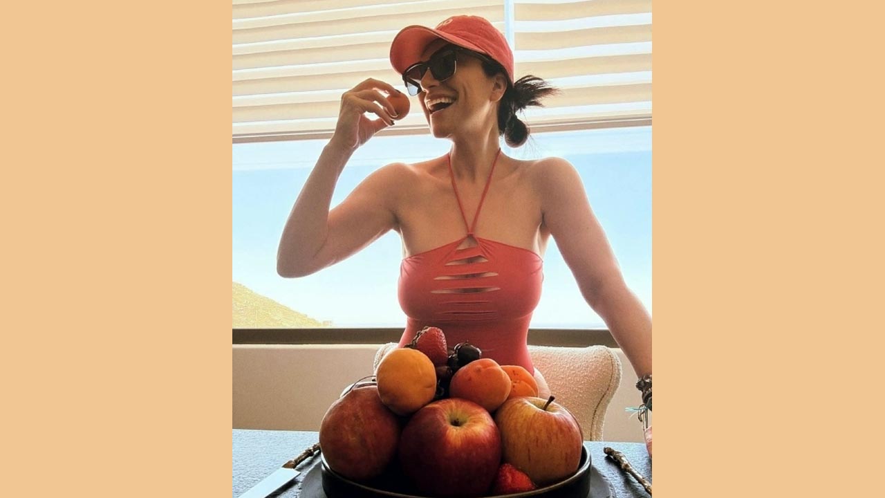 Laura Pausini in costume provoca la curiosità dei fan