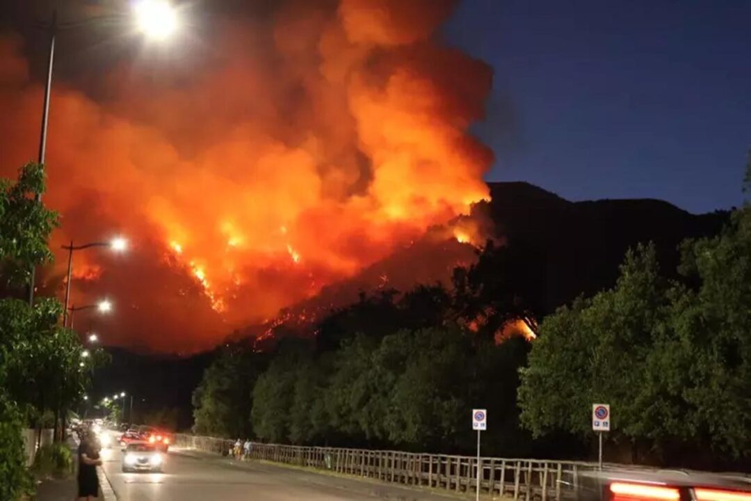 Vesuvio in fiamme, si allarga il fronte del fuoco