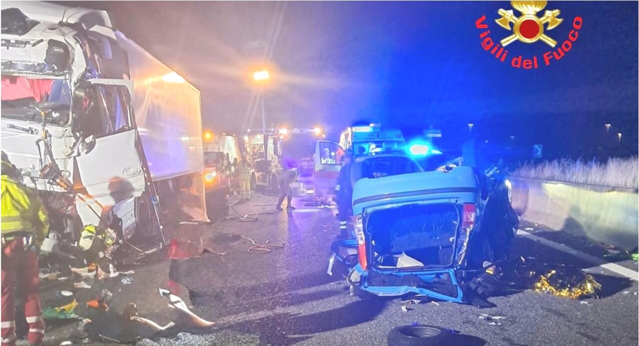 Autostrada A1: 21enne muore nello scontro auto contro camion