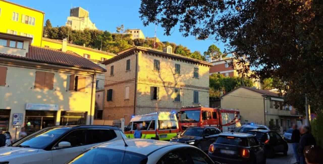 Osimo: cade dal palazzo e muore