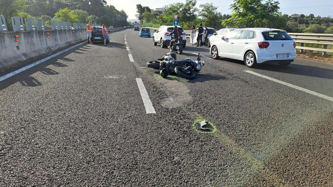 Carlo Sini muore finendo con la moto contro un’auto