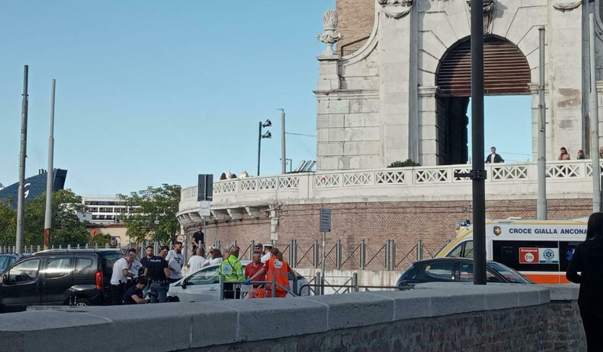Ancona: 58enne pugliese muore nel mare del Mandracchio