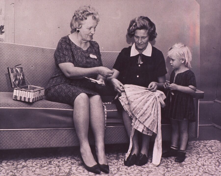 Nonni baby-sitter: 6 milioni di over65 si prendono cura dei nipoti, risparmio per le famiglie fino a 3.000€ l’anno