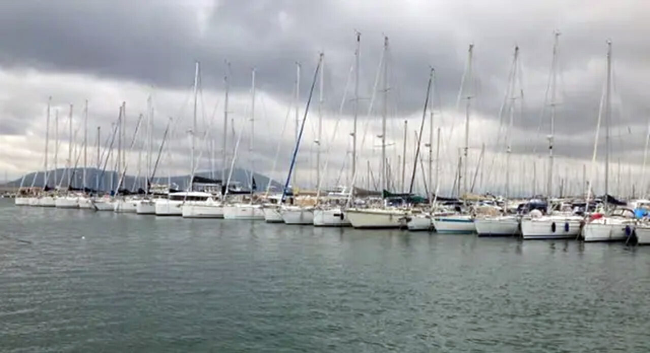Alghero: 35enne trovato morto nel porto su una barca