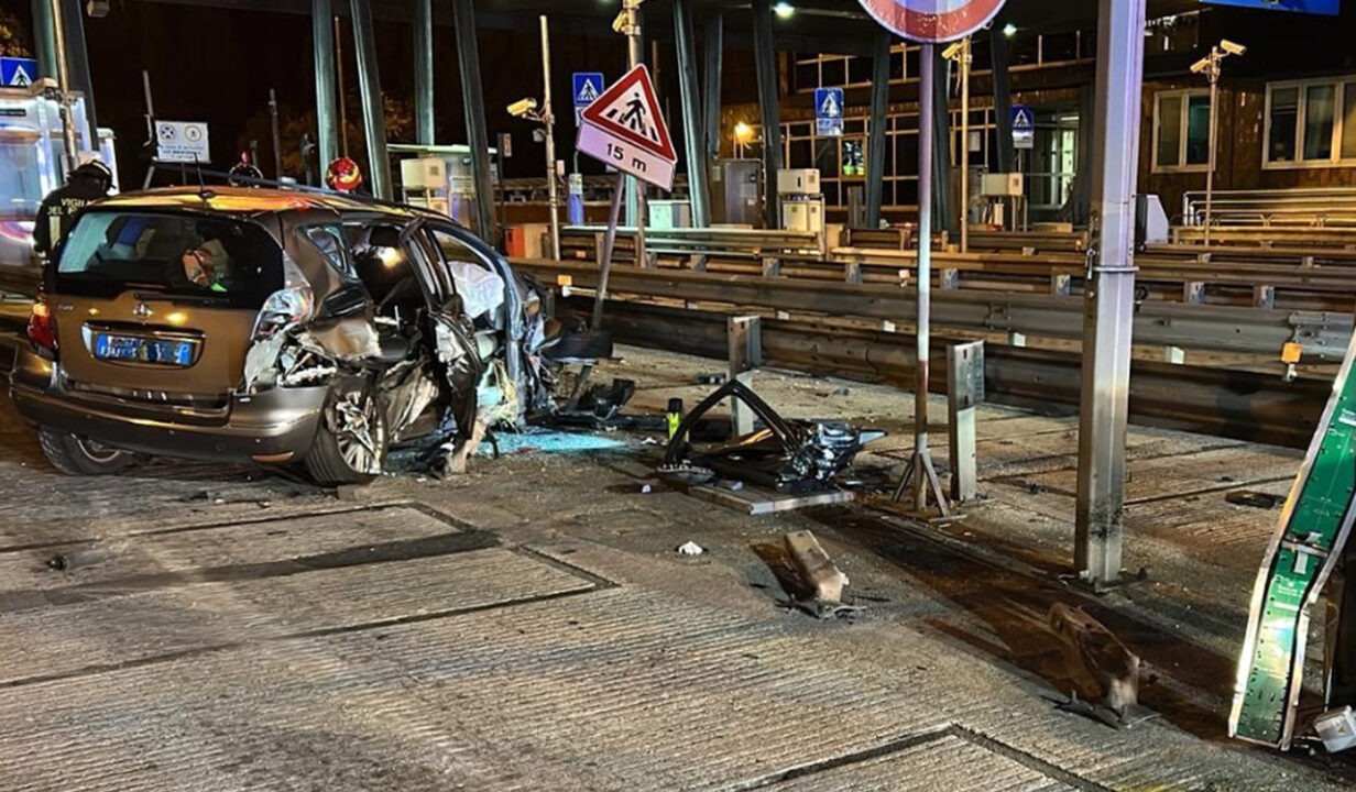 Autostrada A57: auto finisce contro il casello, muore una donna