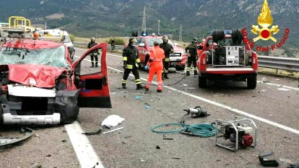 Tre morti è il bilancio di un frontale avvenuto questa mattina