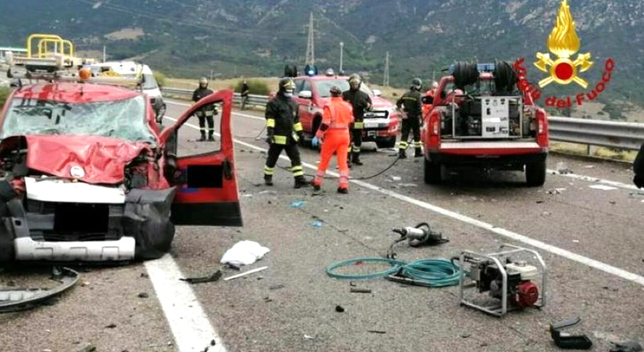 Tre morti è il bilancio di un frontale avvenuto questa mattina