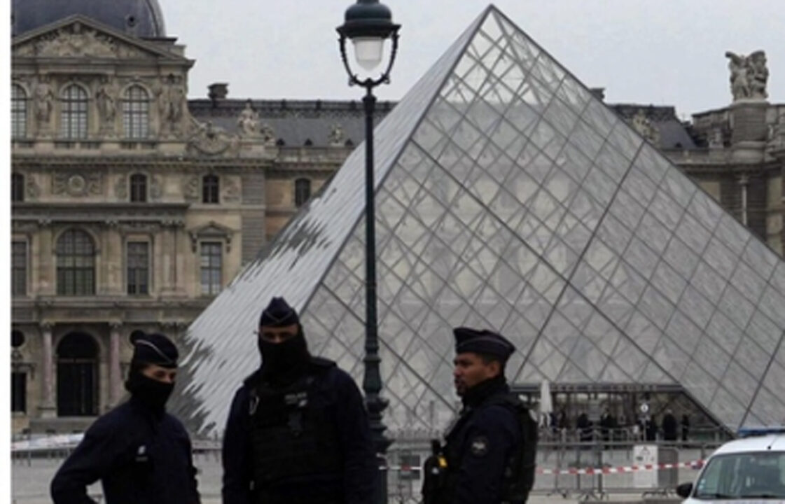 Louvre: 5 arresti per il furto dei gioielli