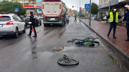 Francesco Vita muore mentre è in bici. Travolto da un tir