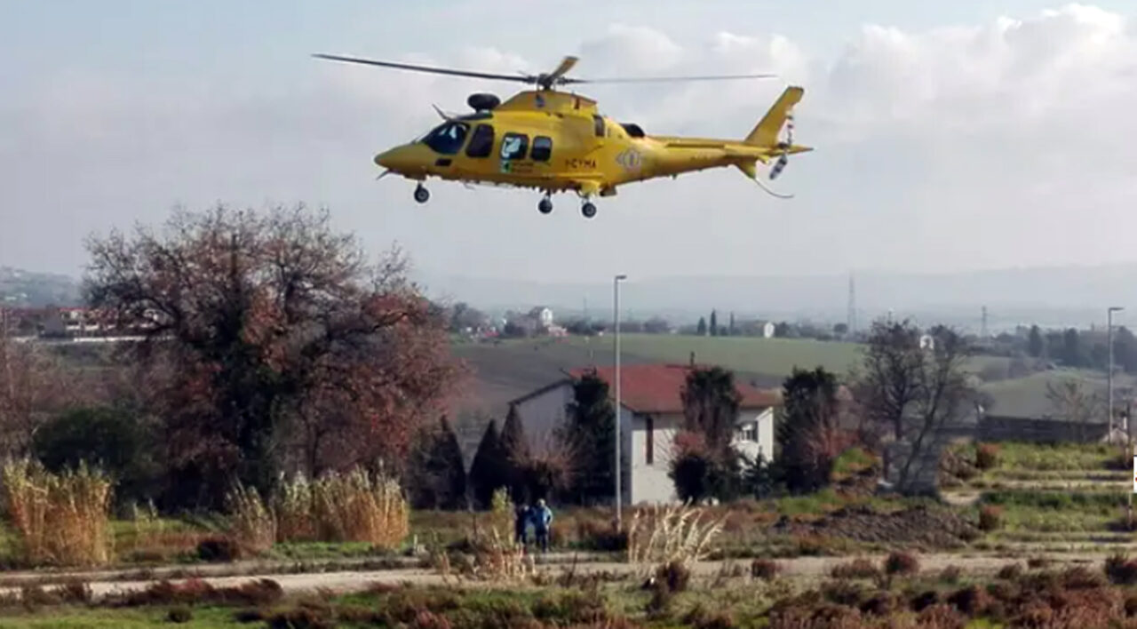 Osimo: 14enne finisce con lo scooter sotto un furgone