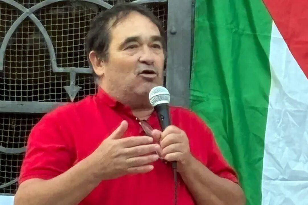 Il preside Pino Tilocca more dopo aver manifestato con i suoi studenti