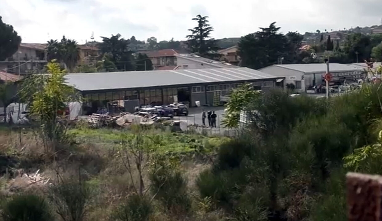 San Giovanni La Punta: operaio muore schiacciato da lastre di vetro