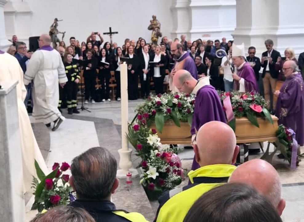 Favara piange Marianna: un abbraccio che attraversa il silenzio e il dolore