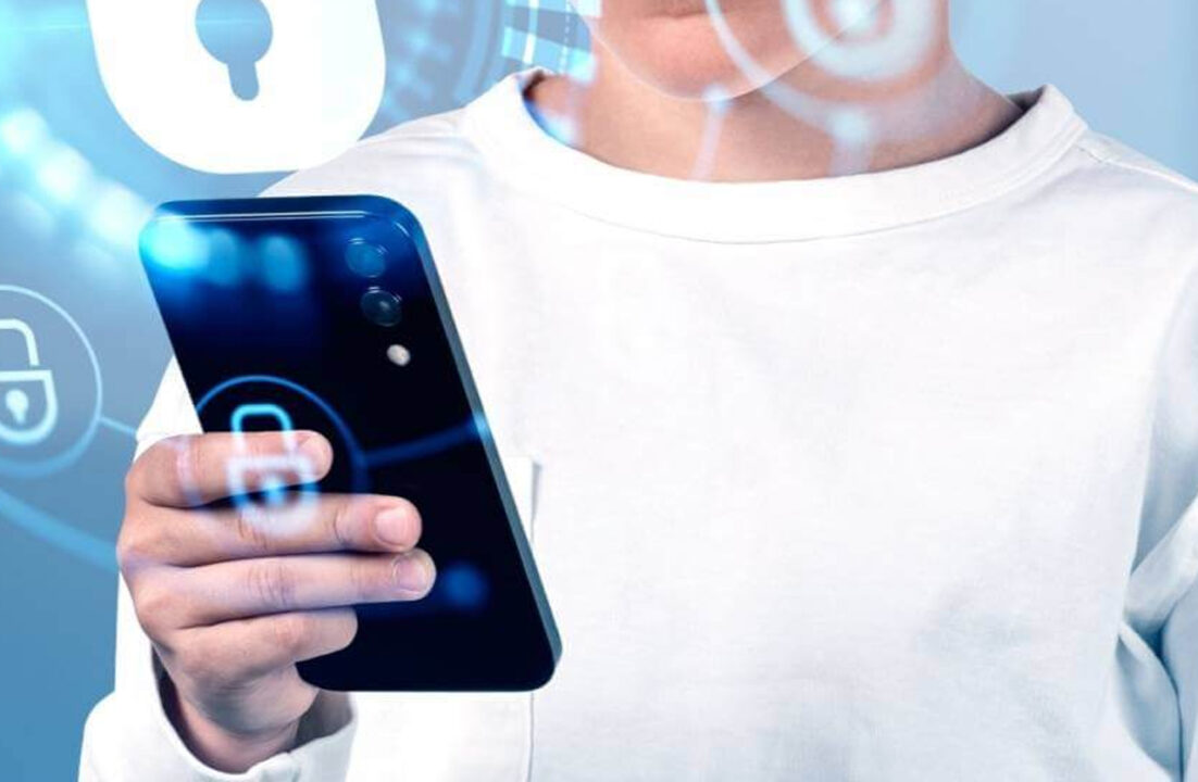 Scuola: scatta foto a prof durante lezione e la condivide sui social