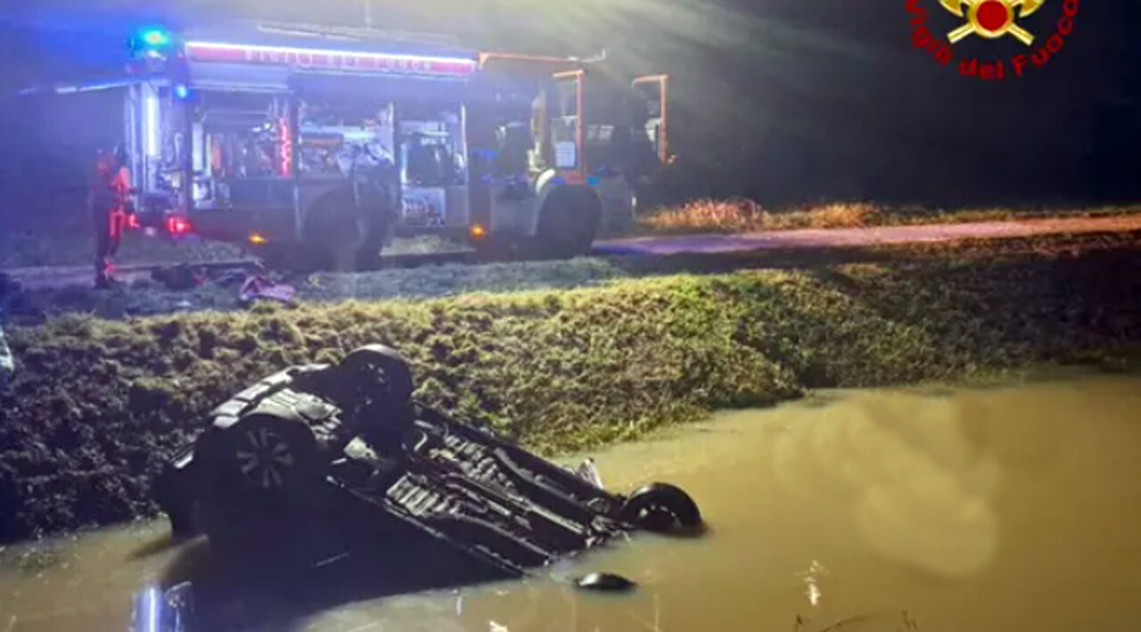 Donna annega nell'auto finita in un canale. Salvo il marito