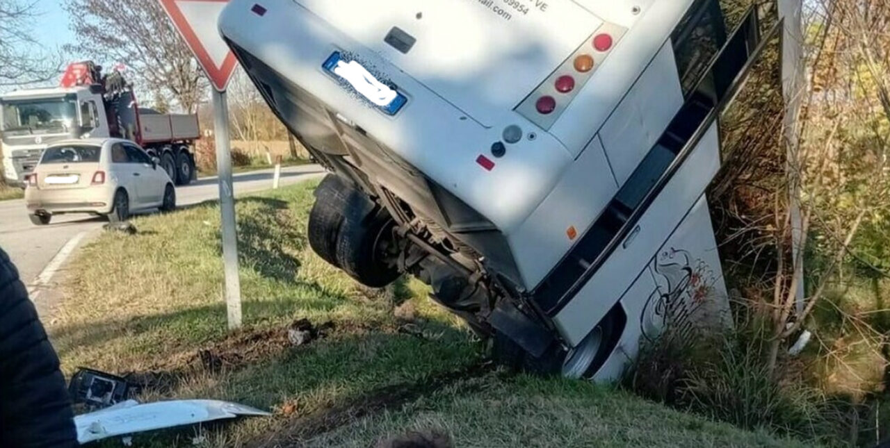 Sesto al Reghena: bus finisce in un fosso. A bordo 20 studenti