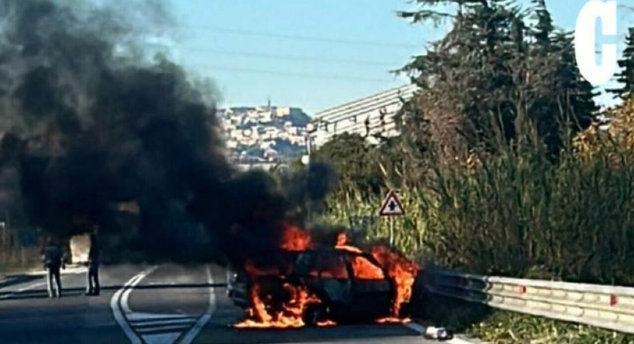Castelfidardo: donna muore carbonizzata nel frontale con l’auto