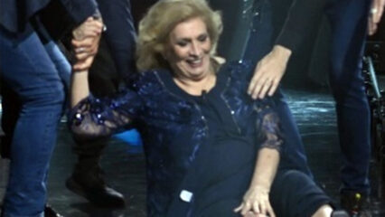 Iva Zanicchi cade nello studio di Belve