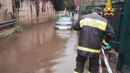 Maltempo in Campania: automobilisti bloccati a Villaricca. Due bimbi salvati nel casertano
