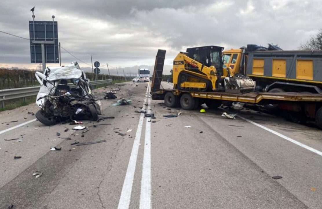 Mottola: schianto frontale fra Fiat Doblò e camion. Due i morti