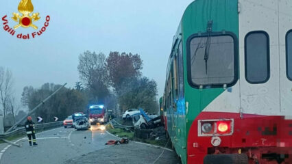 Tragedia sfiorata nel Ferrarese: treno investe camion sui binari