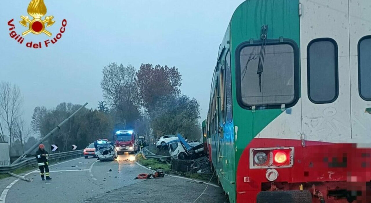 Tragedia sfiorata nel Ferrarese: treno investe camion sui binari
