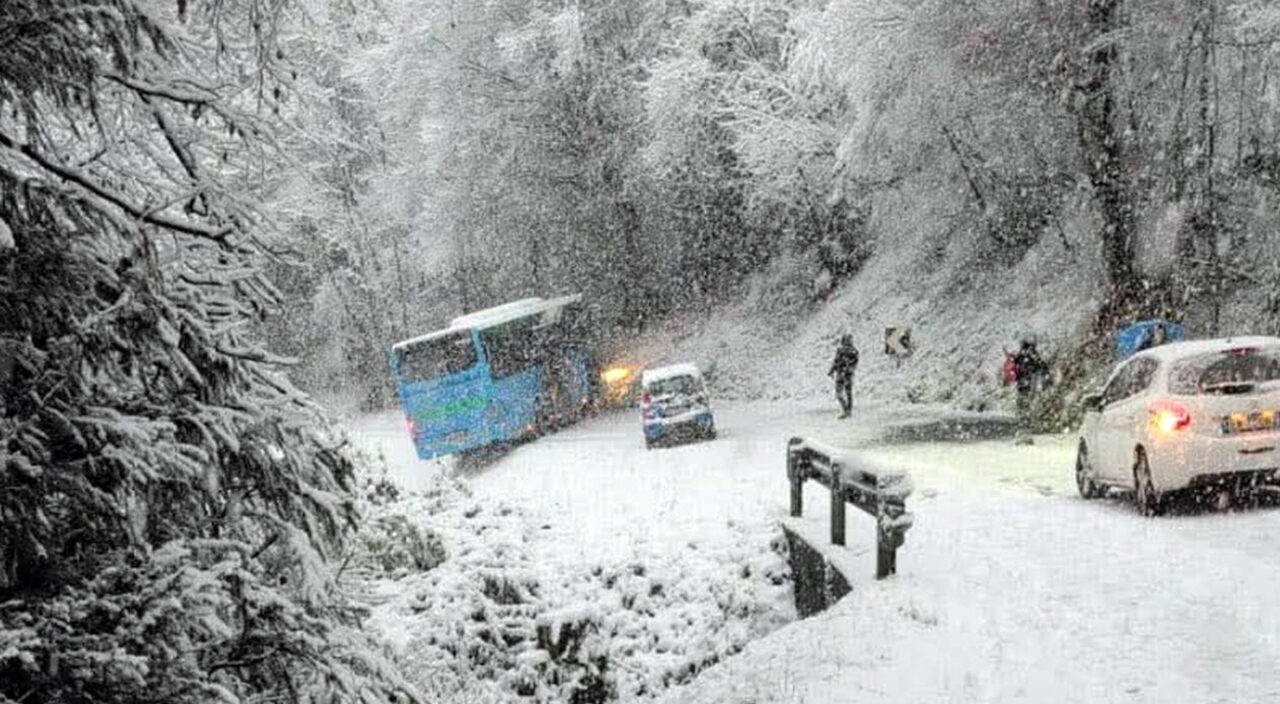 Valle Serina: scuolabus fuori strada per la neve