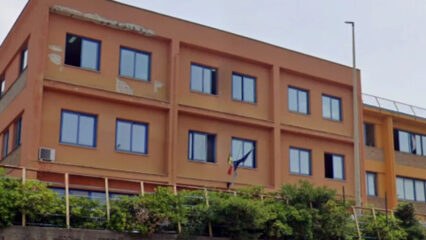 Messina: sconosciute entrano a scuola e picchiano 17enne