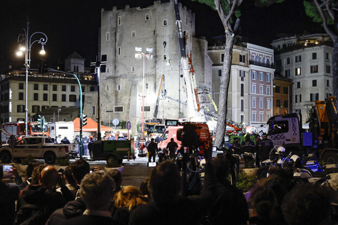 Roma: tratto in salvo l’operaio di 66 anni sotto le macerie della Torre