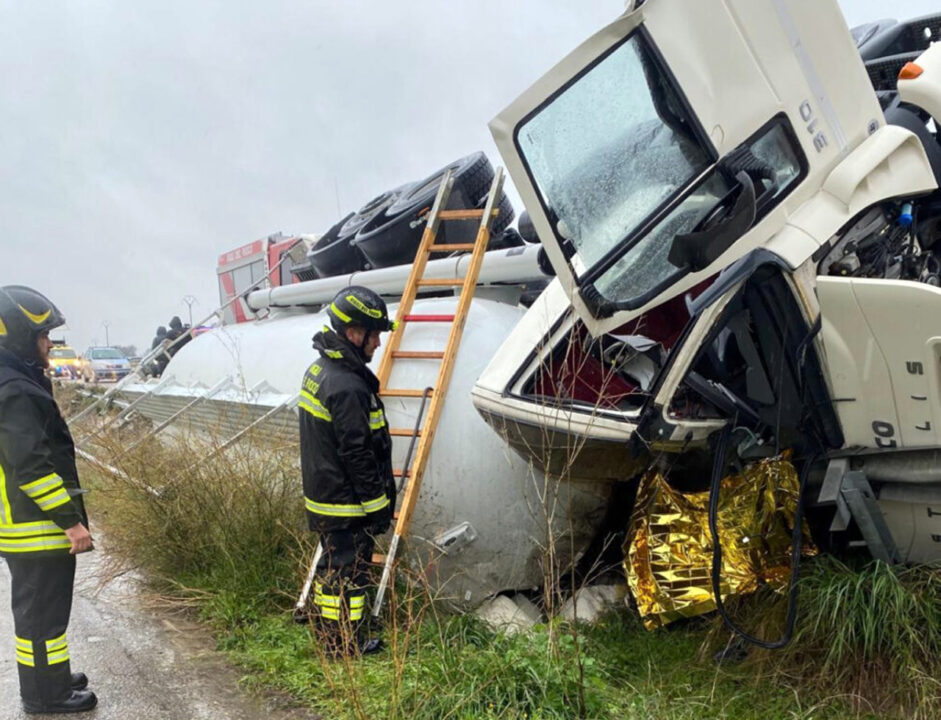 Cerignola, autocisterna si ribalta: morto camionista 27enne