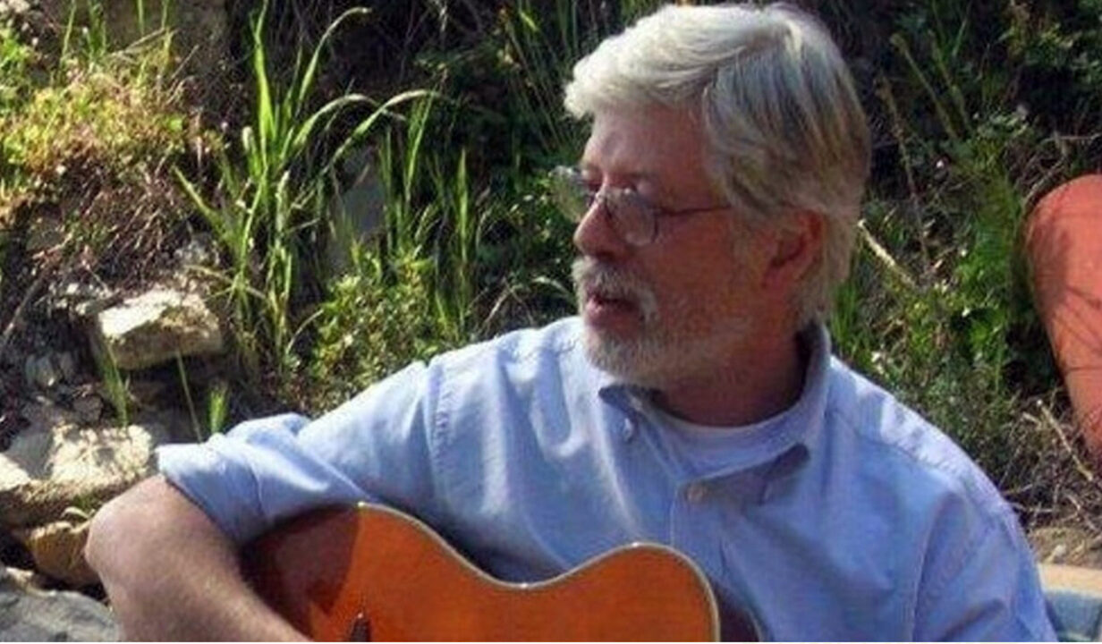 Elio Arlandi, musicista, finisce sotto un tir e muore