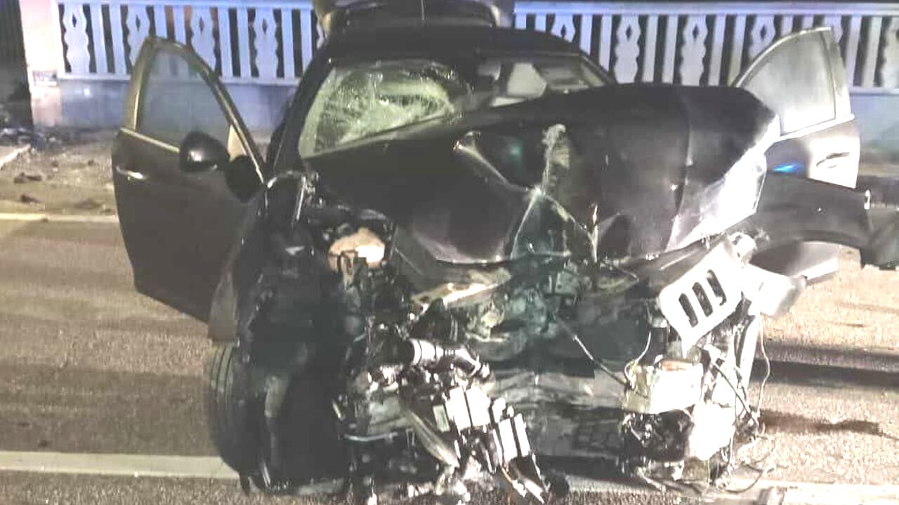 Latisana: auto con cinque passeggeri a bordo si schianta contro un muretto