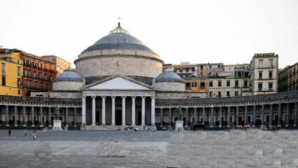 Napoli: uomo di 50 anni si toglie la vita in piazza Plebiscito