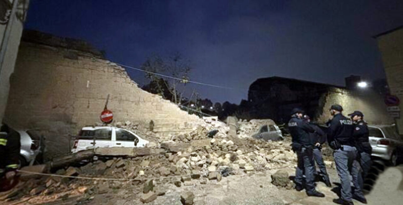 Napoli: crolla muro di cinta, auto sepolte sotto le macerie