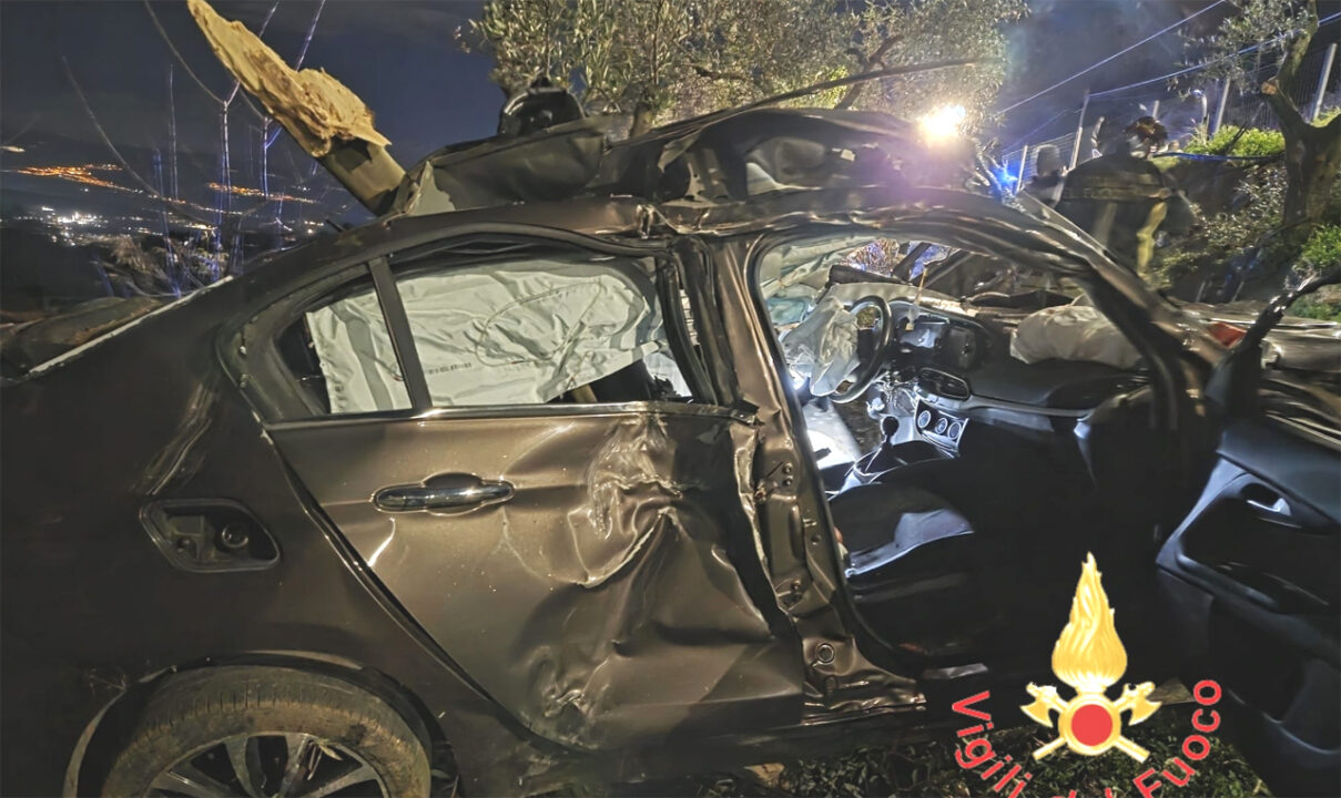 Platania: auto si schianta contro un albero. Muore 16enne