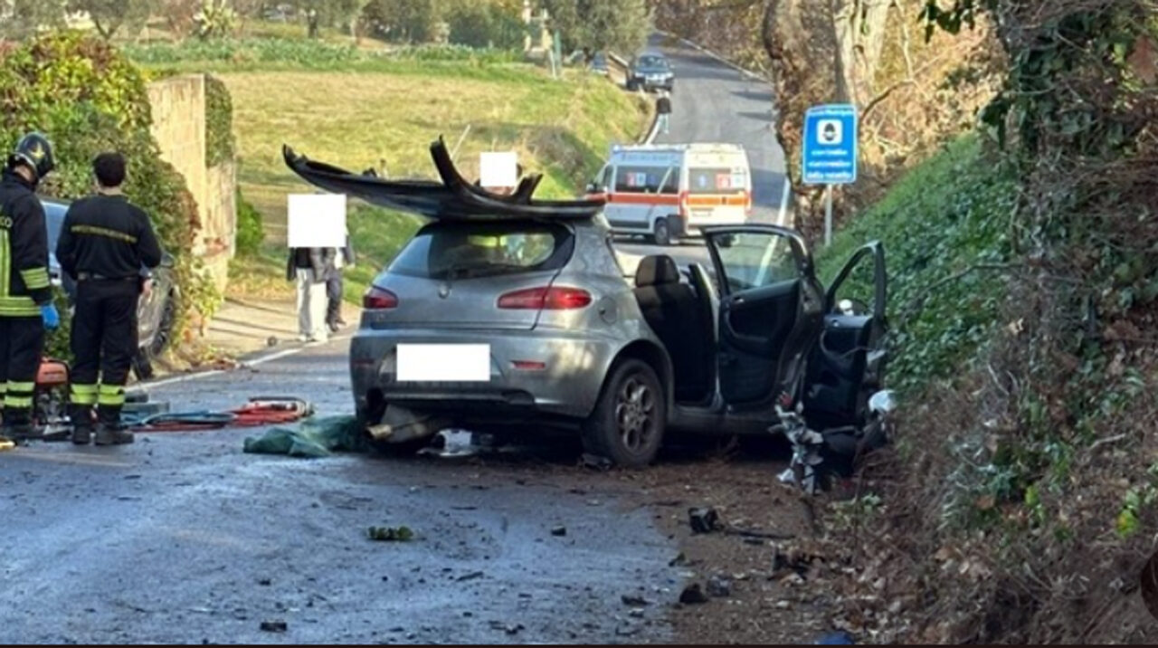 Massimo De Carolis muore nello schianto di tre auto